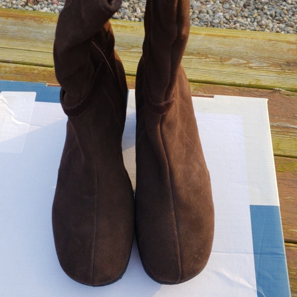 Henri Pierre Canada Genuine Suede Boots Women's  Size 8 Wide - Picture 3 of 5